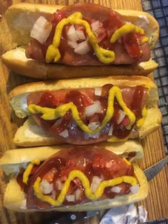 Una foto de Hot dog casero con pan blanco, bolillo o media noche