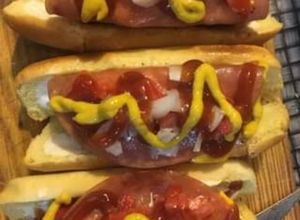 Una foto de Hot dog casero con pan blanco, bolillo o media noche