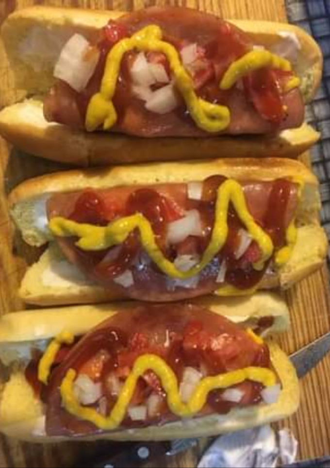 Una foto de Hot dog casero con pan blanco, bolillo o media noche
