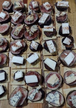 Una foto de Higos salvajes (brevas y queso de cabra 🐐)