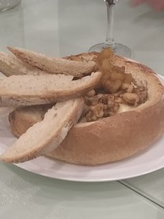 Una foto de Fondue de queso camembert en pan de pagés al horno