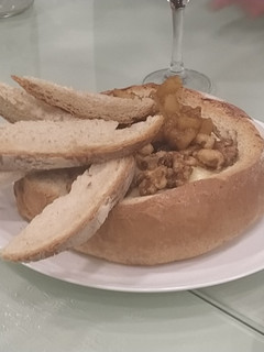 Una foto de Fondue de queso camembert en pan de pagés al horno