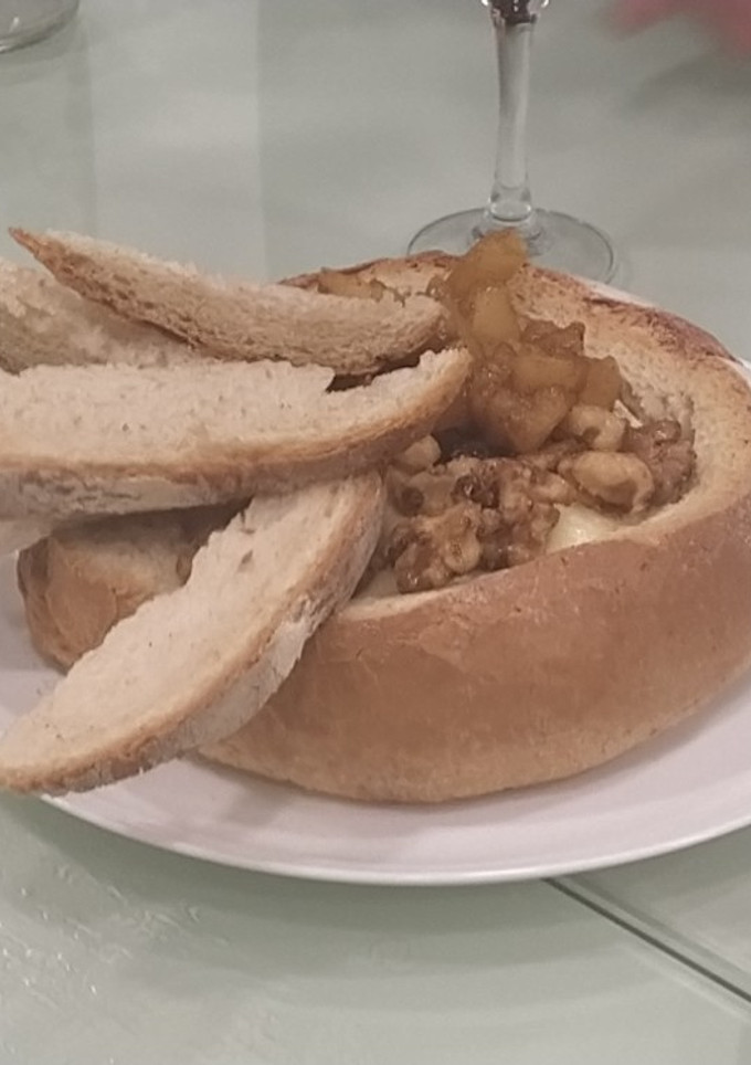 Una foto de Fondue de queso camembert en pan de pagés al horno