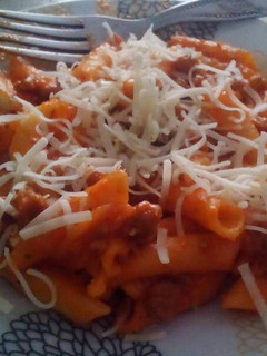 Una foto de Macarrones con salsa de ternera