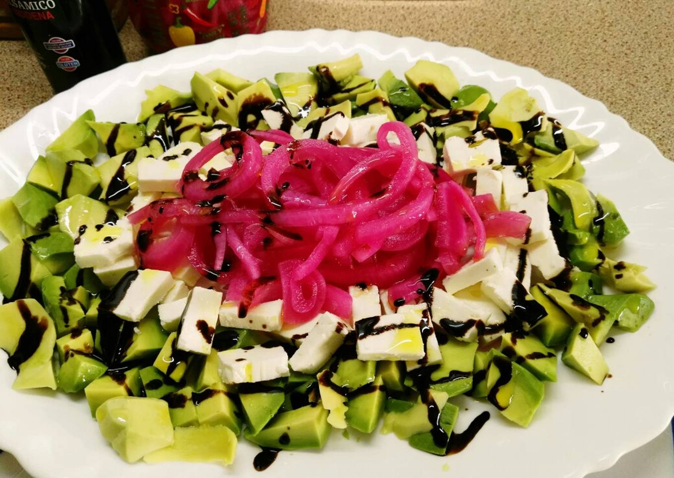 Ensalada de aguacate y crema de vinagre de Módena