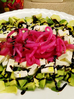 Una foto de Ensalada de aguacate y crema de vinagre de Módena