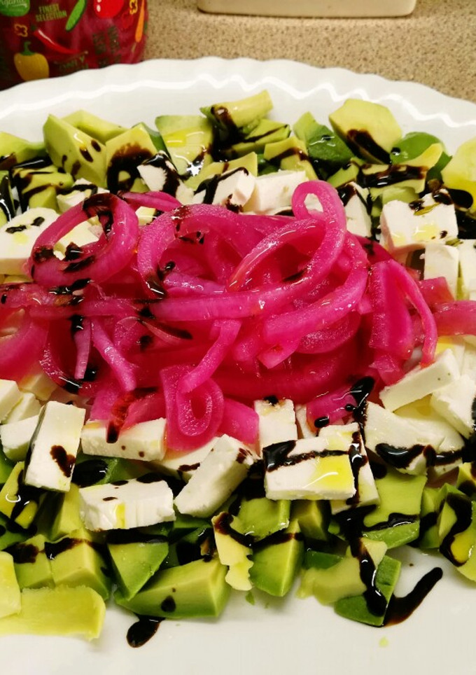Una foto de Ensalada de aguacate y crema de vinagre de Módena