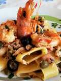 Calamarata con Gamberoni, Olive Nere e Capperi