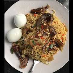 A picture of My signature indomie.