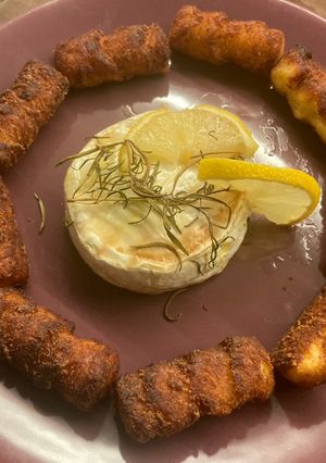 Grillezett rozmaringos camembert burgonyakrokettel és mediterrán salátával recept fotója
