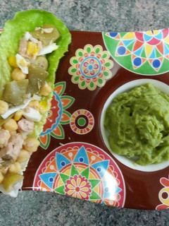 Una foto de Ensalada de garbanzos con guacamole🌱