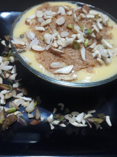 सेवईं विथ कस्टर्ड रबड़ी(sevai with custard rabdi recipe in hindi) रेसिपी मुख्य फोटो