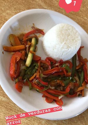 Una foto de Wok de verduras con arroz 🍚