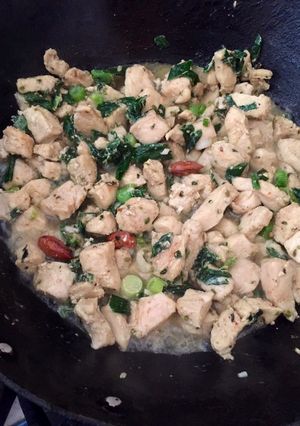 Una foto de Pollo sofrito con cebollín y almendras