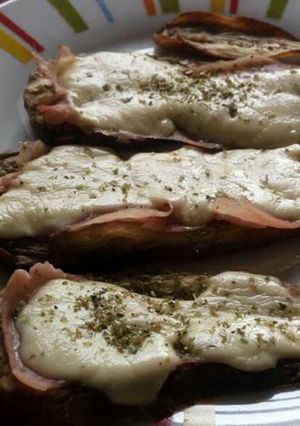 Una foto de Berenjenas al horno con jamón y queso