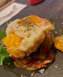 Huevos rotos con pimientos confitados y jamón crujiente e ibérico