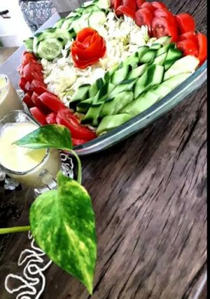 عکسی از دستور تزیین سالاد و سس زعفران برای افطار