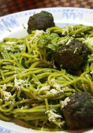 Una foto de Tallarines verdes con albóndigas