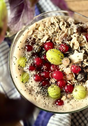 Hình của món 🌱 Muesli Smoothie Chuối & Quả Lý Chua (Vegan).