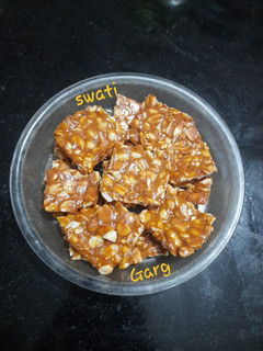 मूंगफली गुड़ की चिक्की (moongfali gur ki chikki recipe in Hindi) रेसिपी मुख्य फोटो