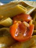Pasta con cherry, alcaparras y parmesano
