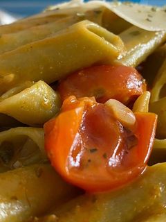 Una foto de Pasta con cherry, alcaparras y parmesano
