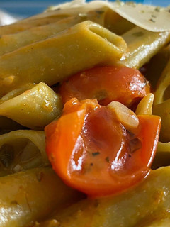 Una foto de Pasta con cherry, alcaparras y parmesano