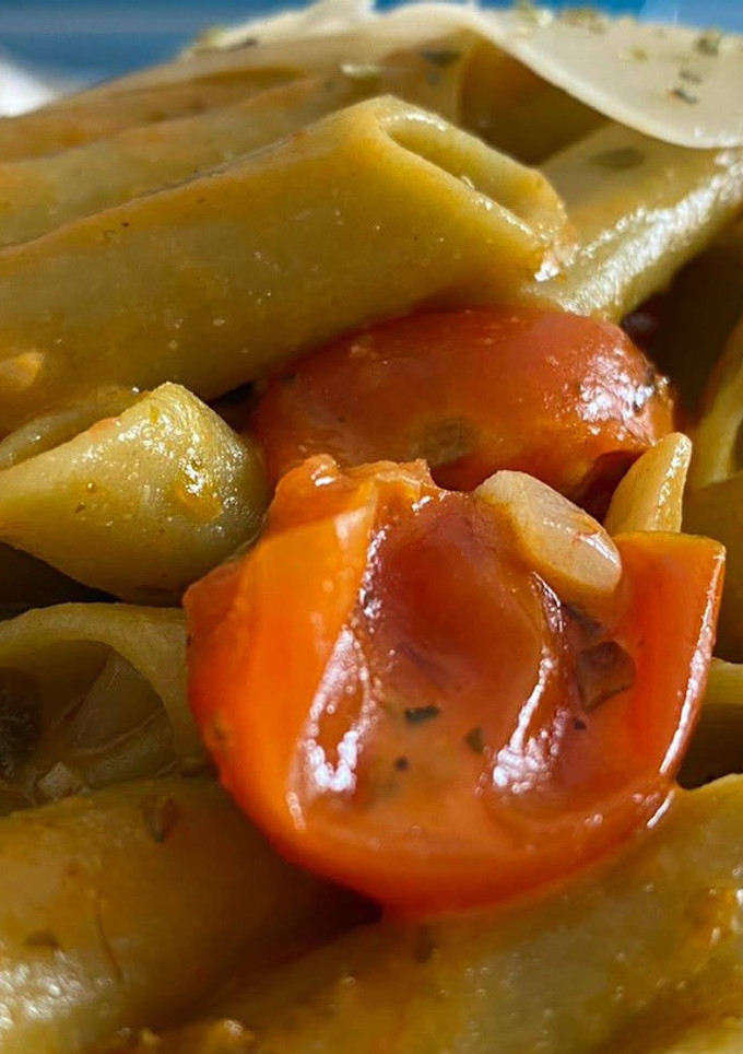 Una foto de Pasta con cherry, alcaparras y parmesano