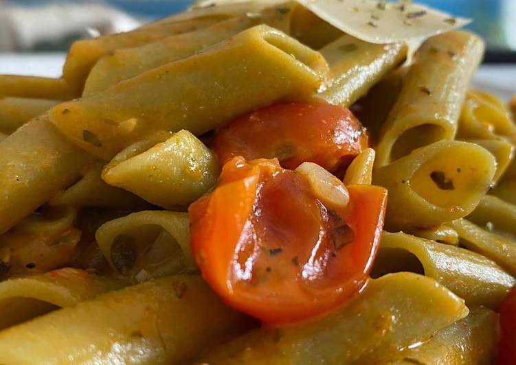 Pasta con cherry, alcaparras y parmesano