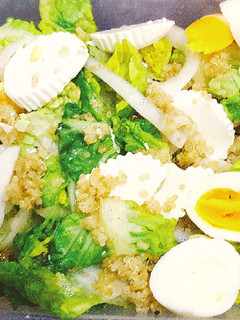 Una foto de Ensalada de quinua con verduras