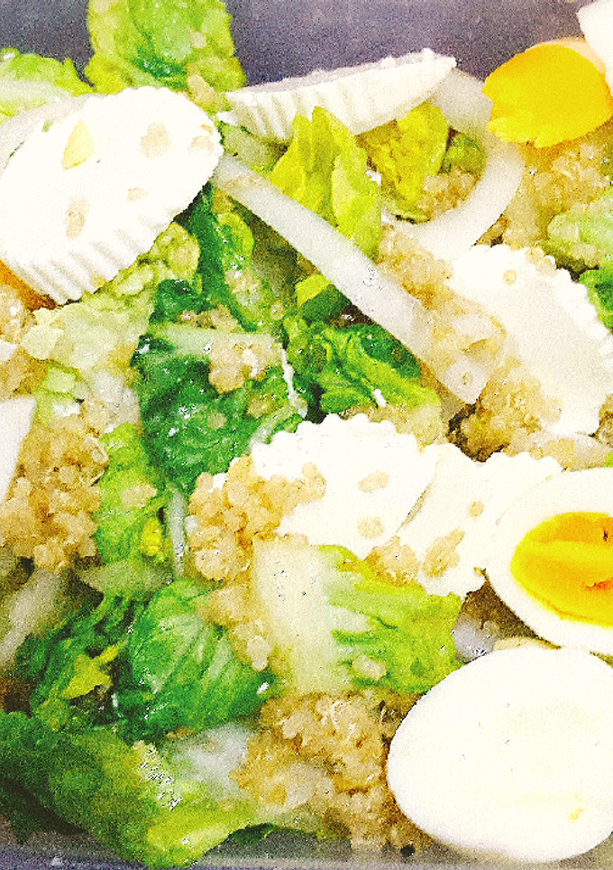 Una foto de Ensalada de quinua con verduras