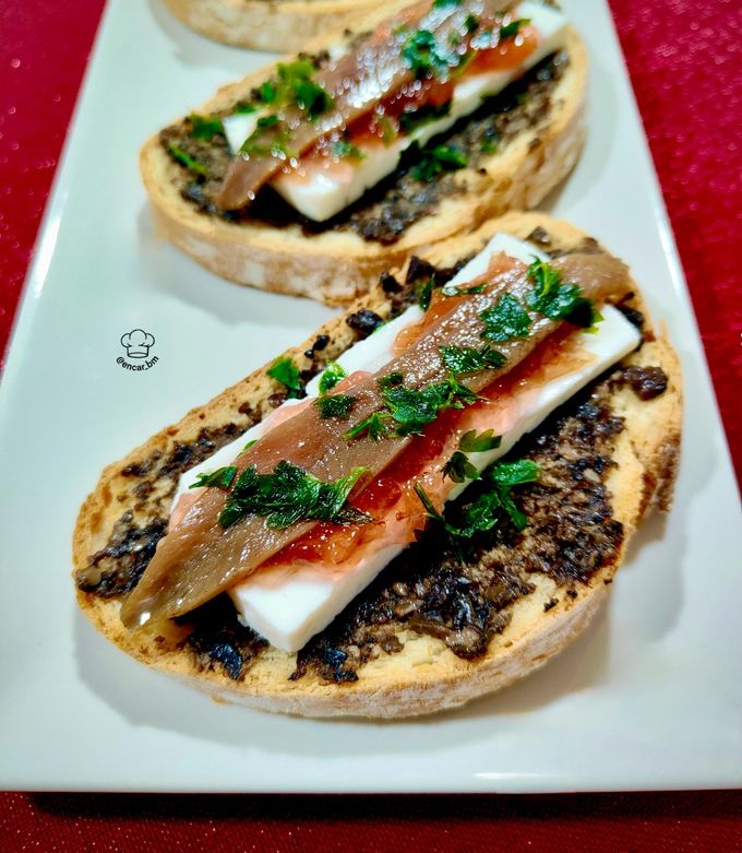 Foto principal de Tosta trufada con queso fresco, anchoa y mermelada de pétalos de rosa