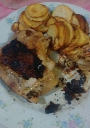 Una foto de Pollo a la chapa con fritas, fritas