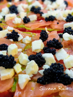 Una foto de 132.🍉Ensalada de sandía, salmón, aguacate, feta y caviar🐟
