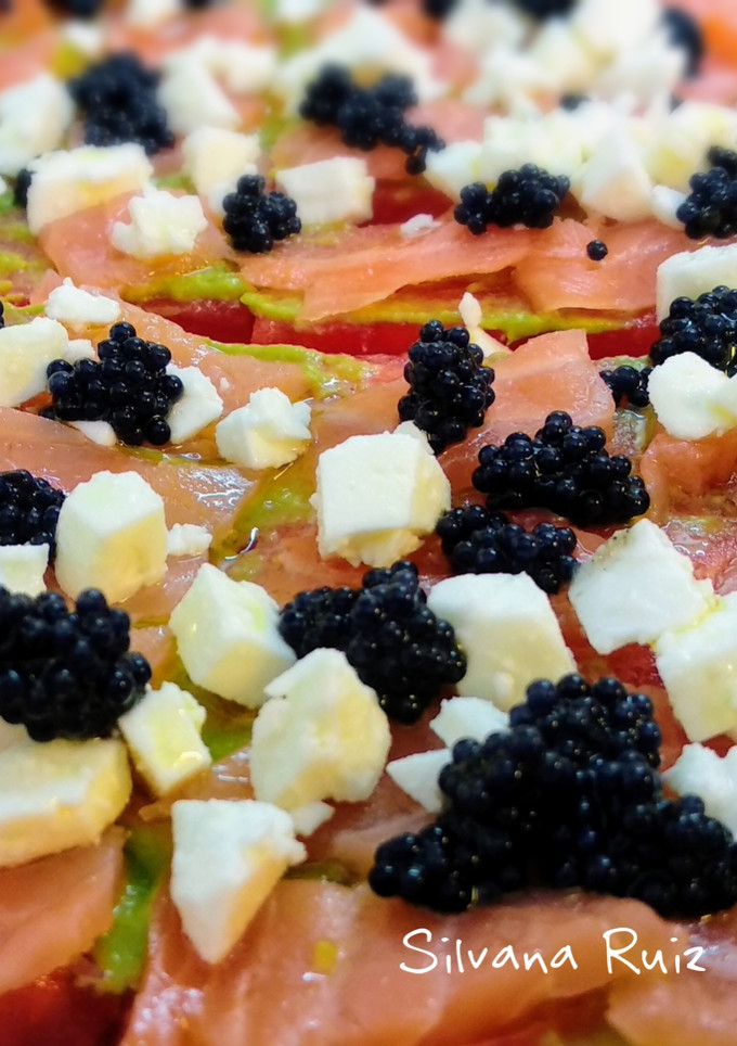 Una foto de 132.🍉Ensalada de sandía, salmón, aguacate, feta y caviar🐟
