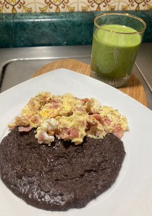 Una foto de Huevos revueltos con jamón