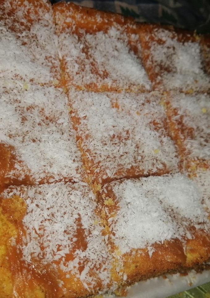 Una foto de Torta de vainilla con coco y dulce de leche