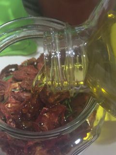 Una foto de Tomates deshidratados en conserva (oliva-albahaca-romero)