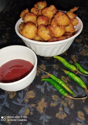 A picture of Moong dal pakoda.