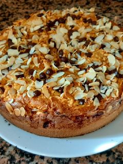 Una foto de Bizcocho de naranja 🍊y manzana🍏 caramelizada 🥮