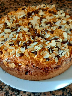 Una foto de Bizcocho de naranja 🍊y manzana🍏 caramelizada 🥮