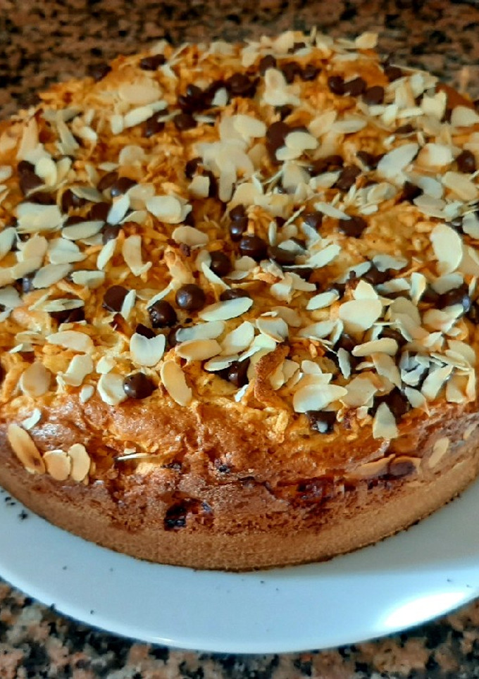 Una foto de Bizcocho de naranja 🍊y manzana🍏 caramelizada 🥮