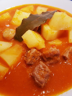 Una foto de Gulasch o estofado con patatas
