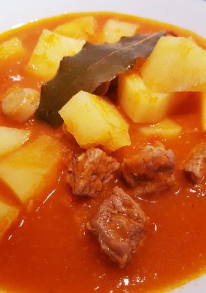 Una foto de Gulasch o estofado con patatas