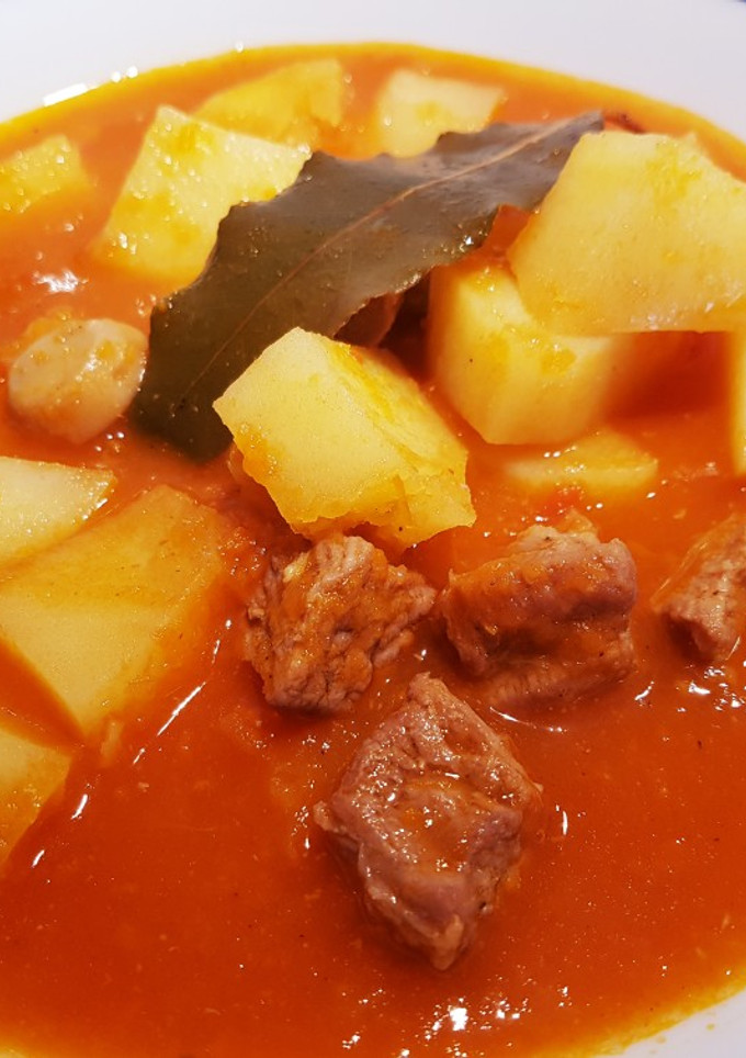 Una foto de Gulasch o estofado con patatas