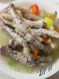 Sopa de sémola con patitas de pollo
