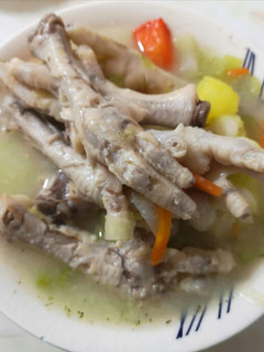 Una foto de Sopa de sémola con patitas de pollo