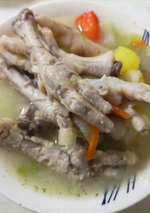 Una foto de Sopa de sémola con patitas de pollo