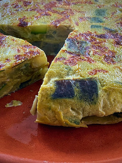 Una foto de Tortilla de berenjena y calabacín