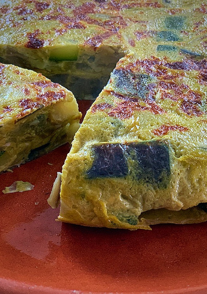 Una foto de Tortilla de berenjena y calabacín
